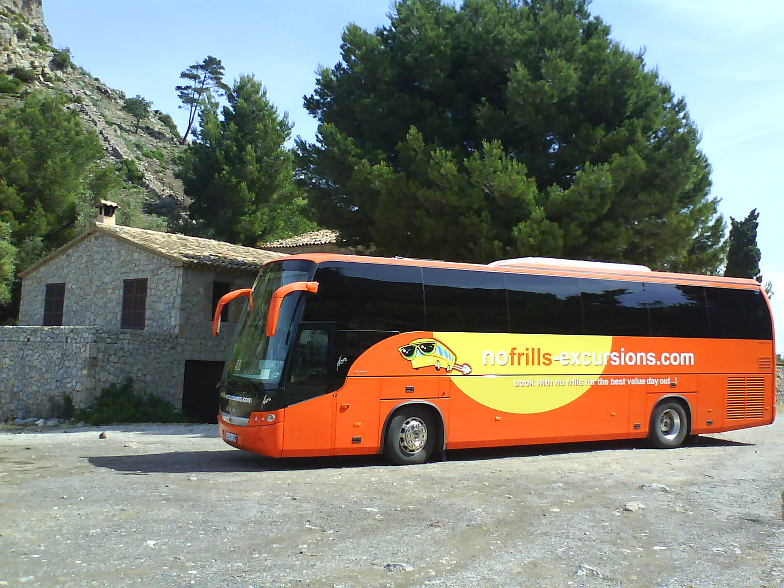 nofrills excursions bus